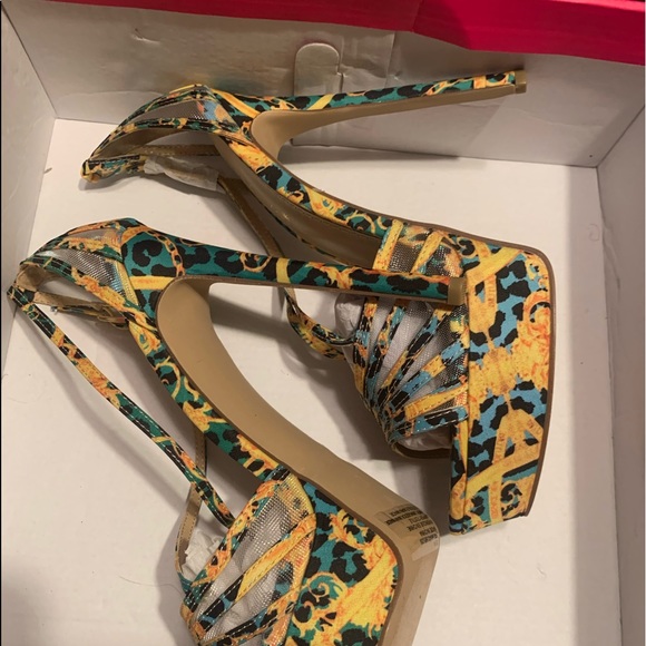 Abstract print heeled scandal size 8 1/2 - Picture 7 of 8